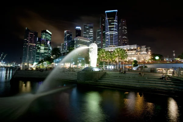 Сінгапур вночі з Мерліон на передньому плані — стокове фото