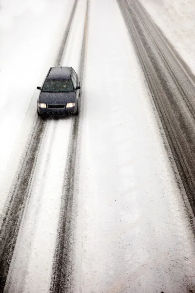 Auto in sneeuwstorm — Stockfoto