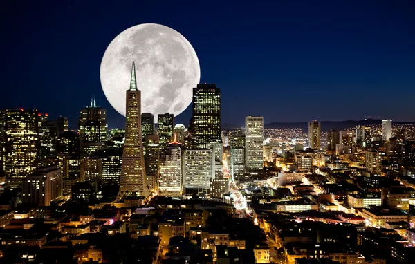 Luna llena sobre una metrópolis urbana — Foto de Stock
