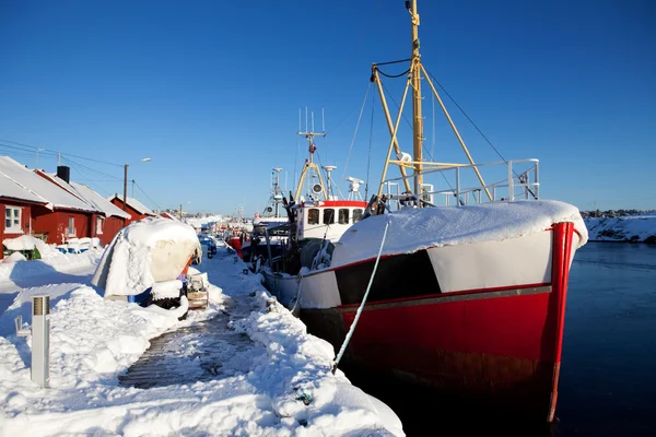 Взимку снігу човен — стокове фото