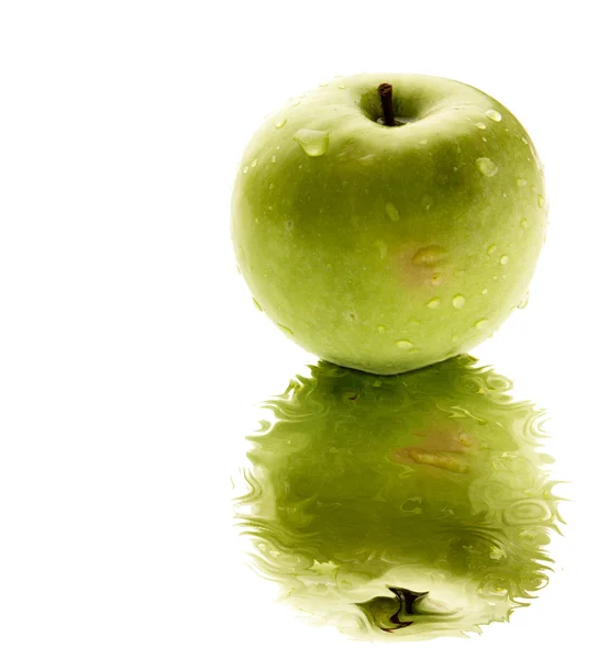 Πράσινο μήλο με αντανάκλαση — Φωτογραφία Αρχείου