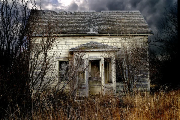 废弃的农场房子 — 图库照片