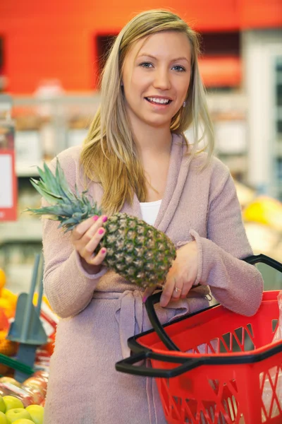 Donna con ananas — Foto Stock