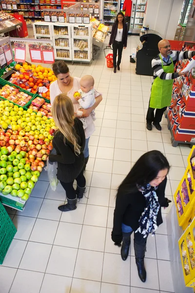 Gedrängter Supermarkt — Stockfoto