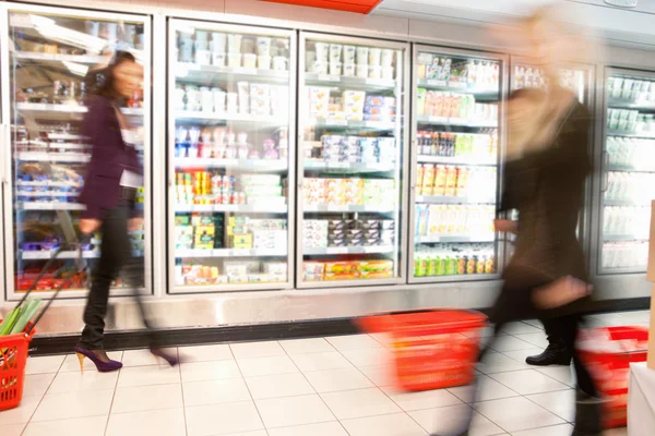 Zaneprázdněný supermarket s pohybem rozostření — Stock fotografie