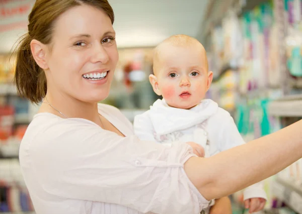 Дитина і мати в продуктовому магазині — стокове фото