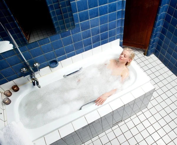 Femme relaxant dans le bain — Photo