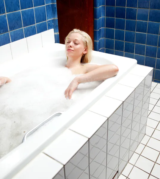 Relaksujący kąpieli kobieta — Zdjęcie stockowe