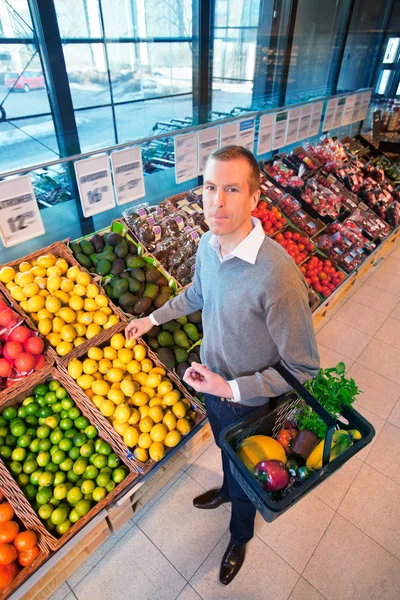 Portrét muže nákup ovoce — Stock fotografie