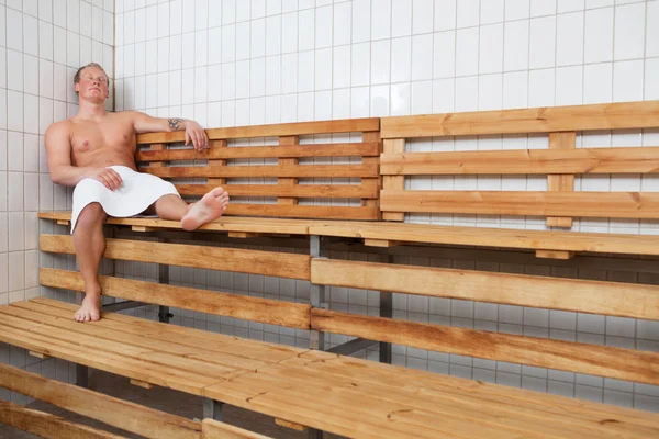 Reifer Mann entspannt sich im Dampfbad — Stockfoto