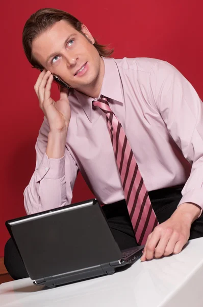 Biznesmen rozmawiających przez telefon — Zdjęcie stockowe