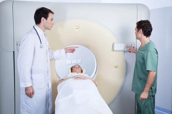 病人会通过磁共振成像扫描 — 图库照片
