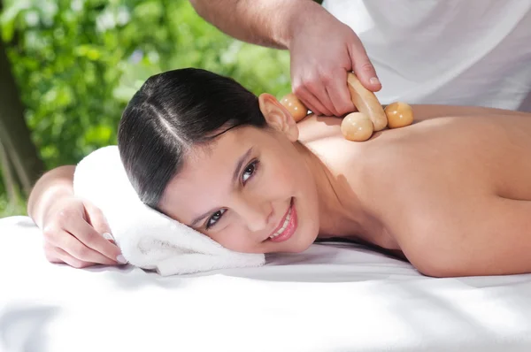 Jovem mulher recebendo massagem por um terapeuta — Fotografia de Stock