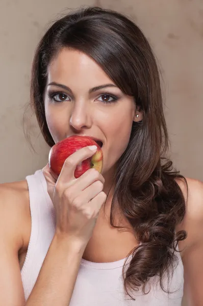 美しい若い女性はリンゴを食べる — ストック写真