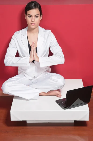 Empresária fazendo ioga — Fotografia de Stock