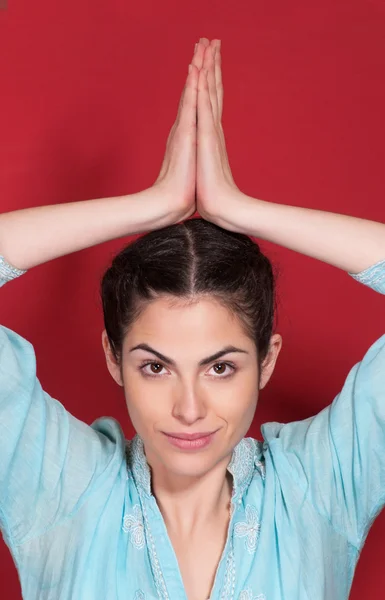 Jonge mooie vrouw doen yoga oefening — Stockfoto