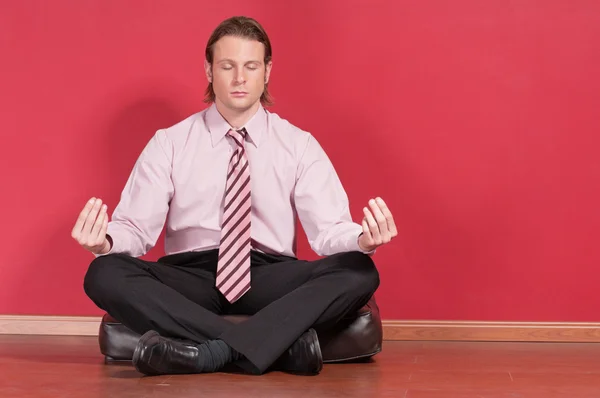 Uomo d'affari che fa esercizio yoga — Foto Stock