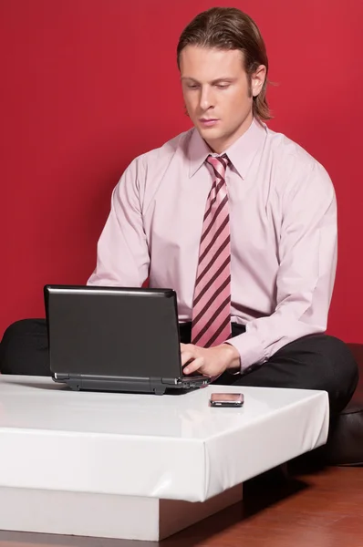 Концентрированный бизнесмен с помощью ноутбука — стоковое фото