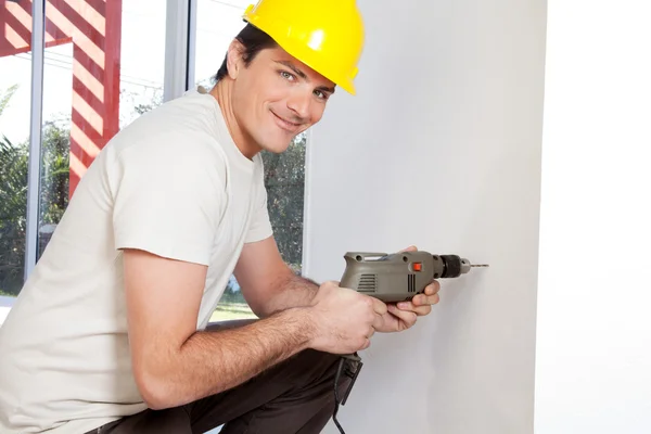 Retrato de homem sorridente trabalhador — Fotografia de Stock