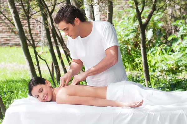 Menina bonita recebendo uma massagem — Fotografia de Stock