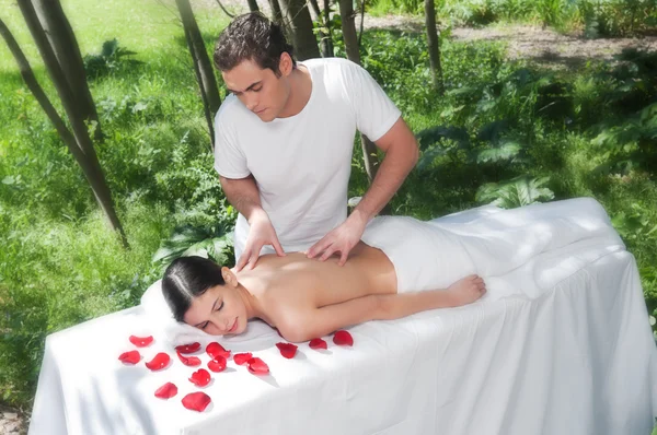 Giovane donna ottenere un massaggio alla schiena — Foto Stock
