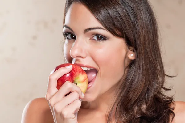 Mujer joven y bonita comiendo una manzana —  Fotos de Stock