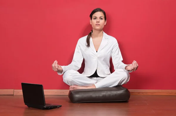 Donna d'affari seduta in posizione loto yoga — Foto Stock