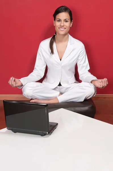 Usměvavá moderátorka sedět v lotosové pozici jóga — Stock fotografie