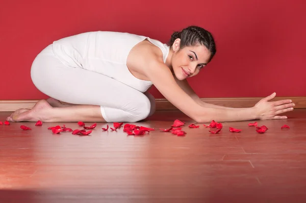 Yoga poz güzel genç kadın — Stok fotoğraf
