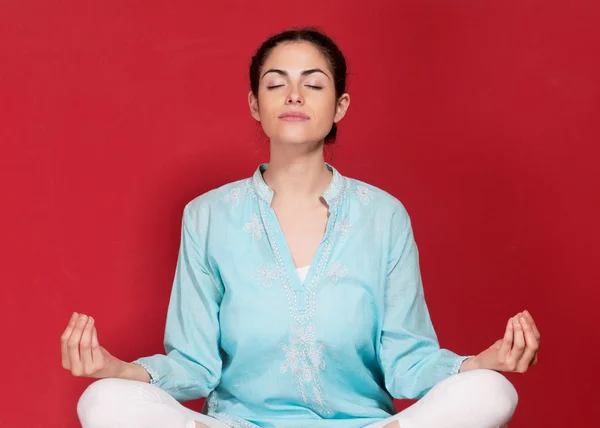 Jonge vrouw doen yogatic oefening — Stockfoto
