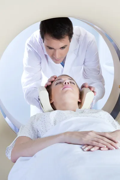 Woman going through MRI scan — Stock Photo, Image
