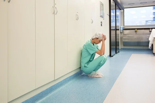 Cirurgião perturbado sentado sozinho — Fotografia de Stock
