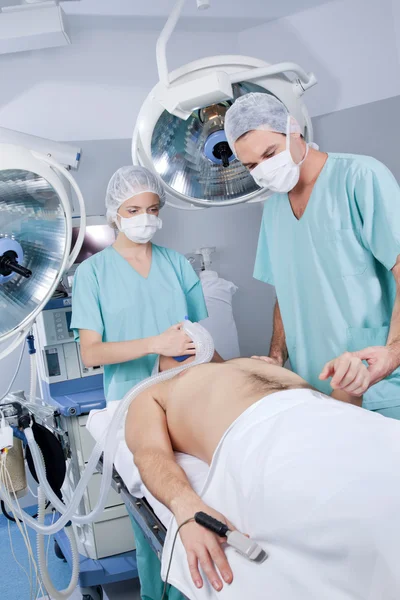 Doctor and nurse preparing the patient for operation — Stock Photo, Image