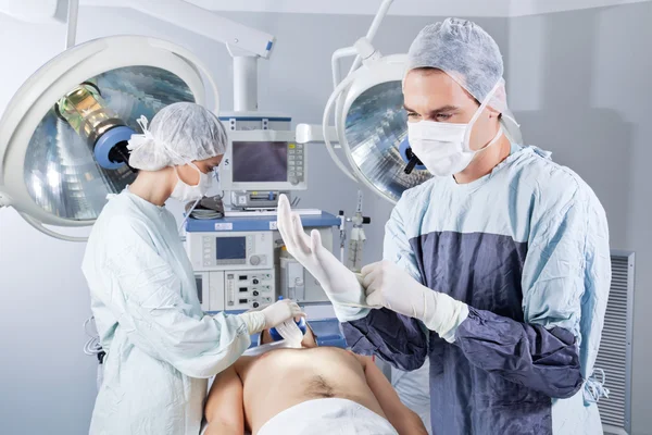 Doctor preparing for surgery — Stock Photo, Image