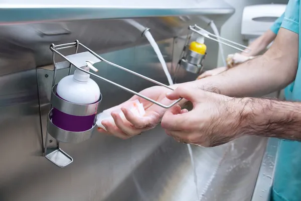 Man tvätta handen med handdesinfektion — Stockfoto
