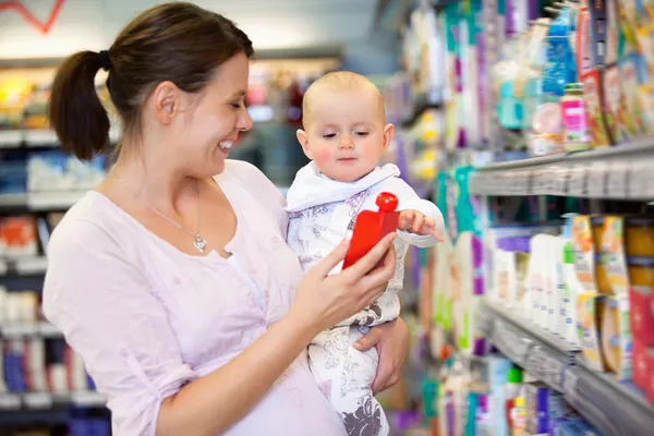 Anne ile bebek süpermarkette alışveriş — Stok fotoğraf