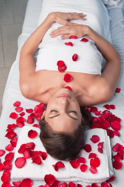 Vacker avslappnad kvinna liggande på en massagebänk — Stockfoto
