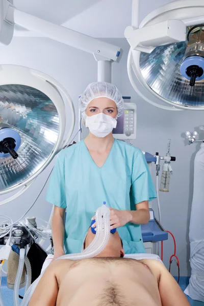 Arzt setzt einem Patienten eine Gasmaske auf — Stockfoto