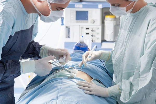Medical experts carrying on surgical operation — Stock Photo, Image