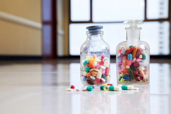 Cápsulas e comprimidos médicos em frasco — Fotografia de Stock