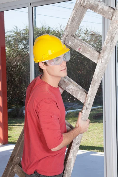 Trabajador de construcción masculino con escalera — Foto de Stock