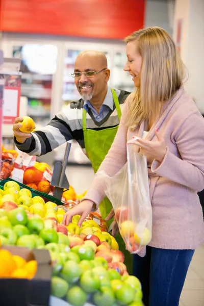 Jovem feliz comprando frutas — Fotografia de Stock
