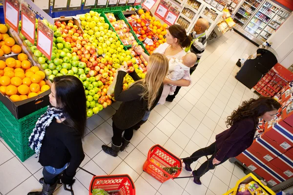 Drukke kruidenier en supermarkt — Stockfoto