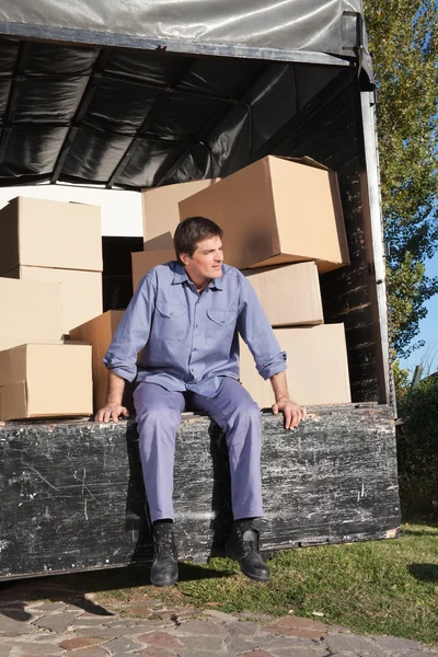 Un uomo premuroso seduto nel camion — Foto Stock