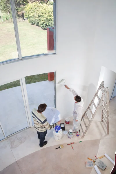 Високий кут зору двох чоловіків у квартирі — стокове фото