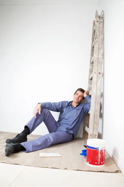 Promyšlené zralý muž sedí na podlaze — Stock fotografie
