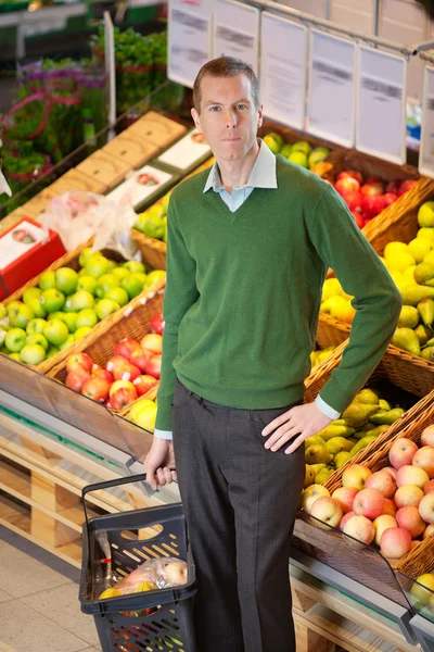Alışveriş merkezinde ciddi adam portresi — Stok fotoğraf