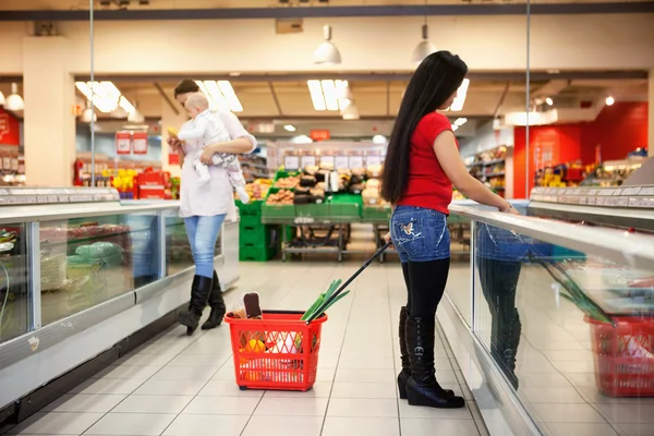 Vásárlás, áruház bevásárlás a nők — Stock Fotó