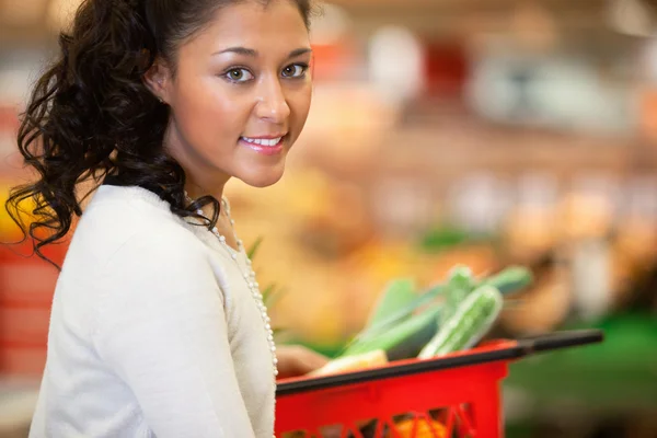 Supermarkt winkelen vrouw portret — Stockfoto