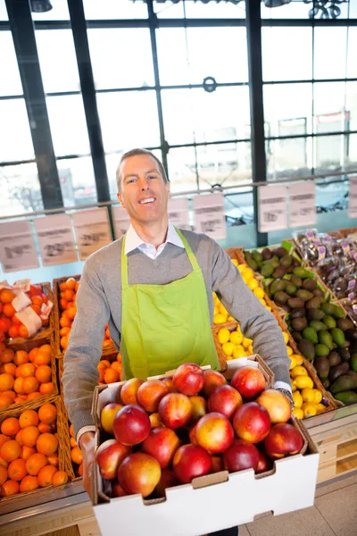 Süpermarket sahibi taze ürünler ile — Stok fotoğraf
